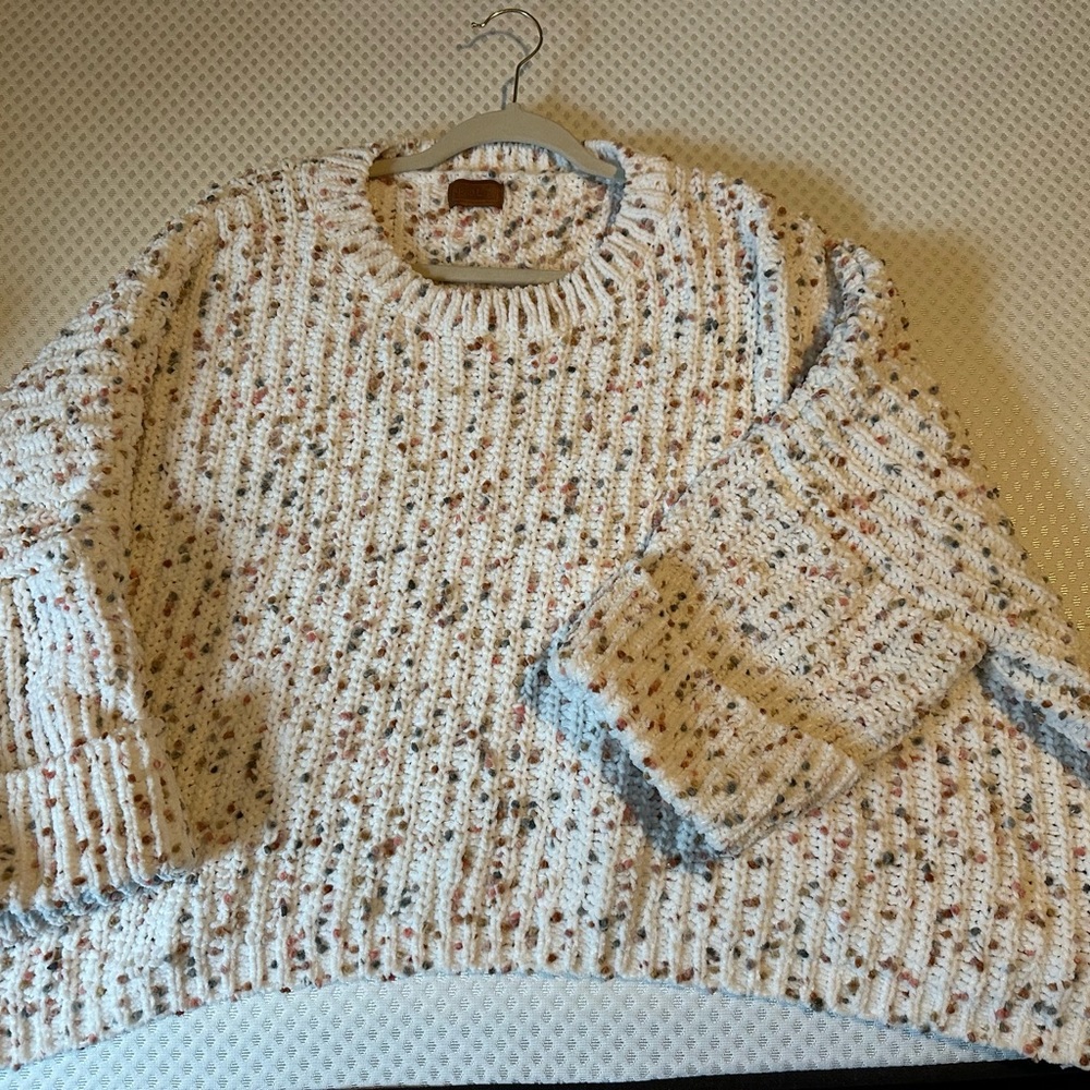Woman’s confetti sweater size L